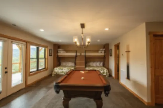 A Luxury Cabin with panoramic mountain views and 3 King Ensuites and Hot Tub!