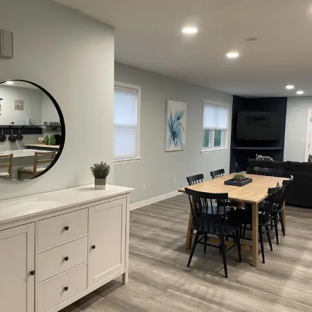 Lake House Artistic Spa-Like Retreat - Quiet Peaceful cul-de-sac - Pet-Friendly! Отели в г. Ховард Тауншип