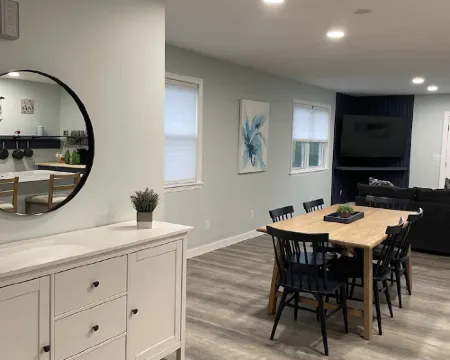 Lake House Artistic Spa-Like Retreat - Quiet Peaceful cul-de-sac - Pet-Friendly! Hotels in Howard Township