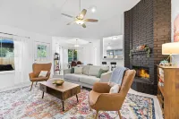 Your House! King Bed 65' TV, Near Kalahari, Local Host + Large Deck