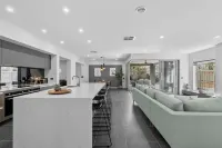 Sophisticated Abode Luxurious and contemporary home just 10 mins to the beach