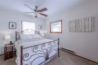 September Weekend Available! Cozy Lakefront 2 Br- 1BA, Welcomes You!