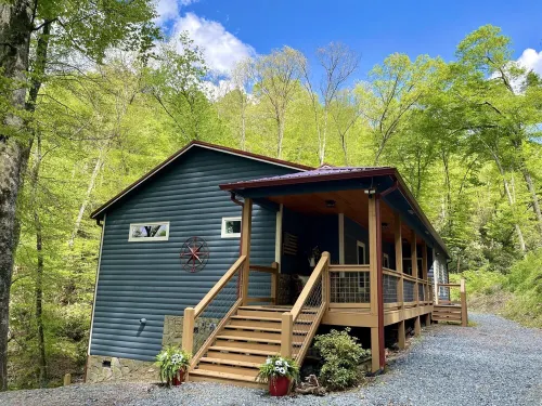 Memorial Day Special! 4Br for 8, Waterfalls, Hot-Tub, Fire-Pit. Private 3 Acres
