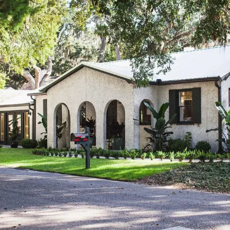 WALK to restaurants, lighthouse and shops! Charming cottage, cozy & bright!