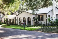 Heart of the SSI studio cottage, fresh design, WALK to shops/dinner/lighthouse