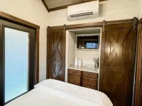 The Honeysuckle House - Tiny House, BIG Living! トレーシー・シティのホテル
