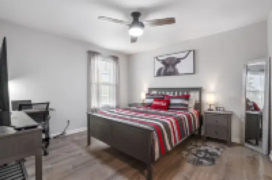 Entire Modern Home in Prime Dining & Shopping Area