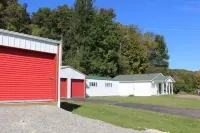 Small House, 2 queen bedrooms, 1 bath, on route 33, Very Nice! 터틀헤드 케이브 주변 호텔