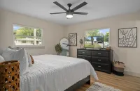 Lake house retreat. Hotels near Wallace Brooks Park