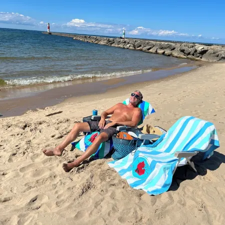 COZY BEACH Nesting in the ♥️ of DOWNTOWN with SEASONAL POOL&HOT TUB ACCESS
