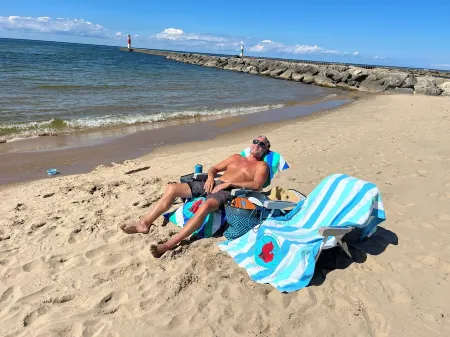 COZY BEACH Nesting in the ♥️ of DOWNTOWN with SEASONAL POOL&HOT TUB ACCESS