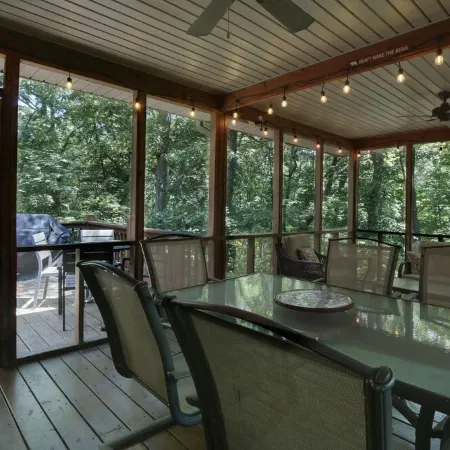 Game Room~Grill~Screen Porch~Fireplace~Top of Mountain~Walk to Most Amenities