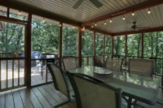 Game Room~Grill~Screen Porch~Fireplace~Top of Mountain~Walk to Most Amenities