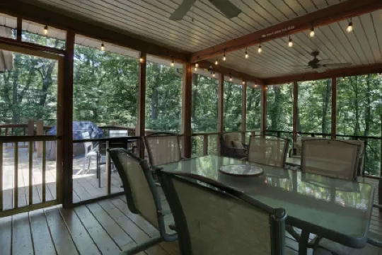 Game Room~Grill~Screen Porch~Fireplace~Top of Mountain~Walk to Most Amenities