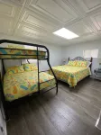 Cozy ranch, peaceful cove, dock space available. Close to restaurants!