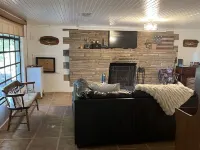 Cozy cabin, easy lake access, Ridge Route, Lake Tenkiller-close to Fin & Feather Hotels in Sequoyah County