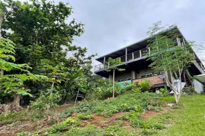 Stay in Hana Upstairs Hotel dekat Hana Bay Beach Park