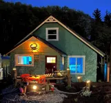 Soothing Crab themed 3-bedroom home with WiFi and a hot tub  in Winchester Bay.