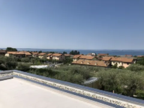 APARTMENT INSIDE A VILLA, LARGE GARDEN WITH LAKE AND POOL VIEW