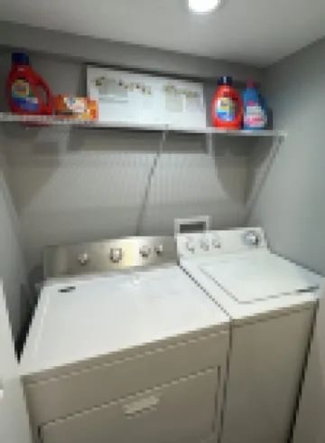 Medina Square Retreat - Spacious 4 bdrm home walking distance to the square