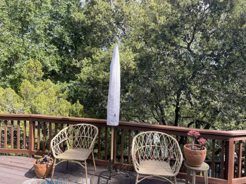 Light filled, tree house, surrounded by nature. 7 minute walk from downtown.