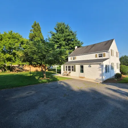 Three bedroom farmhouse,king size beds with country living