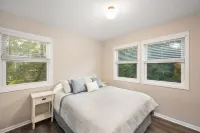 Lovely 3 bed/2.5 bath ~ 4 minute walk to the beach