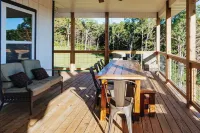 Huckleberry Hollow, secluded home in the woods, wraparound porch, soaker tub!