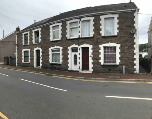 Charming 3 bedroom house with a warmth character Hotels in Neath