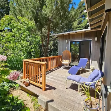 Cozy retreat near woods and sea