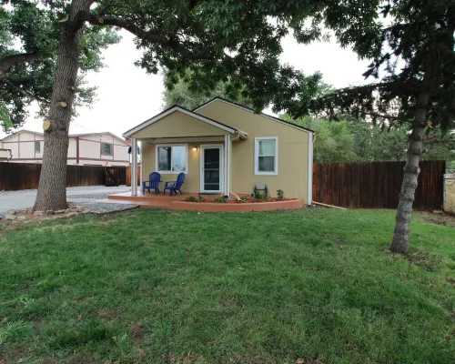 1 hr to Ski ,420ok, Free RV Parking, Private Home, Dogs Are Welcome. Great Loc Hotels in Arvada