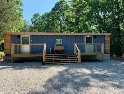 Cozy Tiny Cabin Retreat Hotel dekat MWC Park