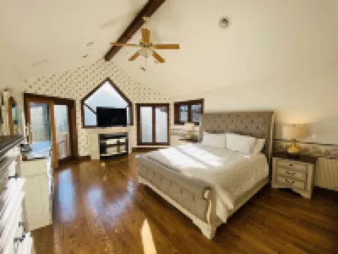 10,000 Sq. Ft. Home on 15 hunting acres with an in-door pool and sauna Hotels in Lyons