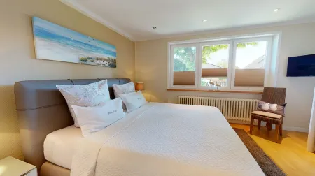 Cozy deluxe vacation home with terrace, garden, parking space and sauna Отели рядом с достопримечательностью «Боркум»