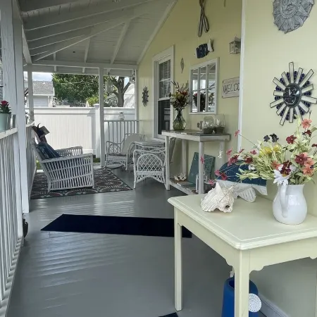 Beautiful old style beach cottage Walk to beach/ restaurants Center of town