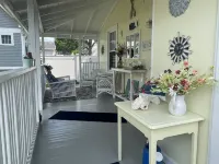 Beautiful old style beach cottage Walk to beach/ restaurants Center of town - Wifi
