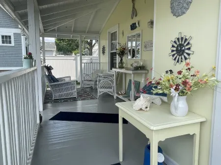 Beautiful old style beach cottage Walk to beach/ restaurants Center of town