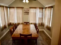 Family-Friendly 3BR Home near River & Bike Path! Close to downtown. ケロッグのホテル