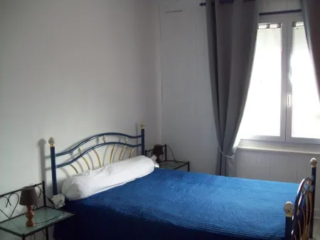 Apartment facing sea and beach, sleeps 4, WIFI. 3-star rating