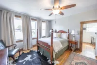 Stylish craftsman, perfect for groups, steps away from Downtown!