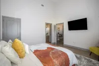 Iconic Morris Ave condo retreat sleeps 6 +rooftop