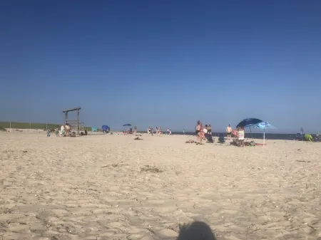 Cozy, renovated home in a charming duplex cottage Отели в г. Кейп Код Нэшнл Сишор