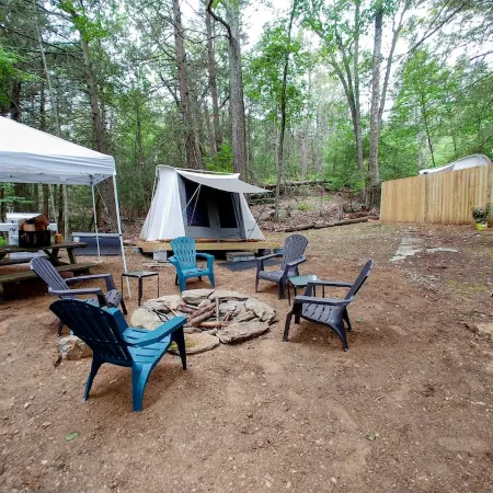 Campers Paradise, cozy tents, hot tub, free EV charger. Pet friendly