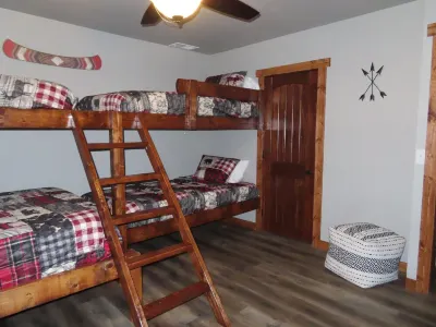3/4 Mile from Wilderness Rider Buffalo Ranch,near Buffalo River w/RV Elec Hookup