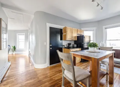 Bright & Spacious Apartment with Amazing Shower Hotels in 