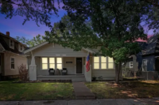 Craftsman Bungalow W/ King Beds & Stocked Kitchen.