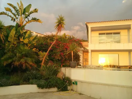 Villa with pool and jacuzzi sea view 5 minutes from the beach Отели в г. Пьетроселла