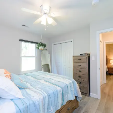 Family Friendly Beach Bungalow 2 blocks to beach, minutes from Hampton U & LAFB