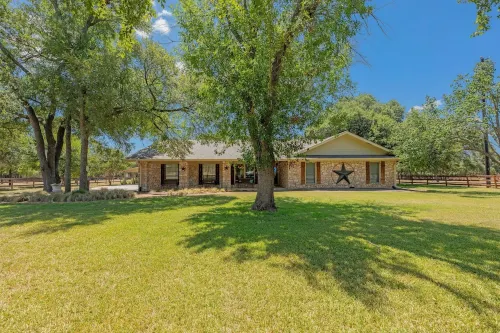 Beautiful Pool home on 2.5 acres with a serene country feel with urban location Các khách sạn ở Brushy Creek