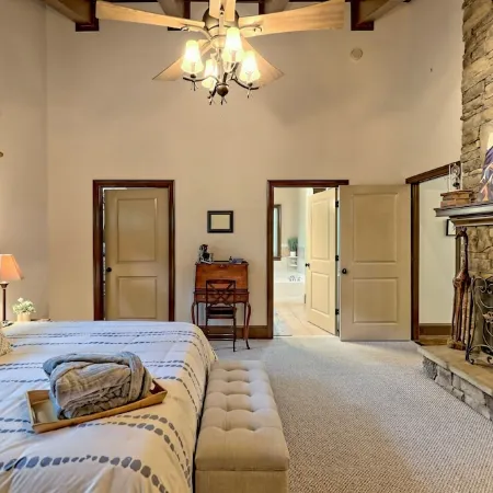 The Canopy: Single-Level Sky Valley Home Private Sauna & Wellness Space. No Pets